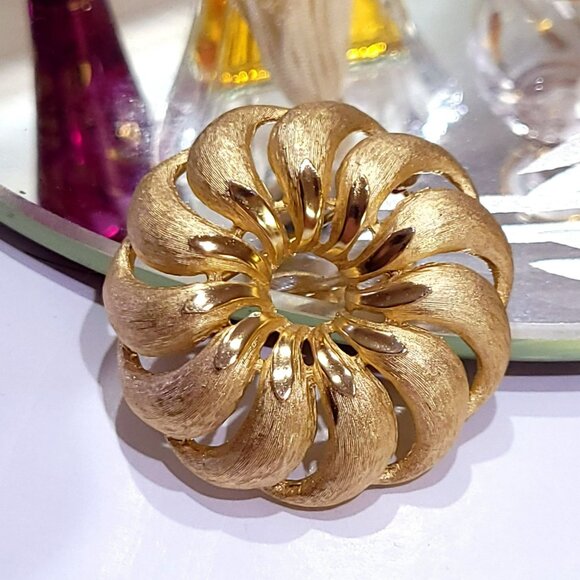 Vintage CROWN TRIFARI Spiral Pinwheel Brooch Gold-tone Brushed Texture - Picture 3 of 6